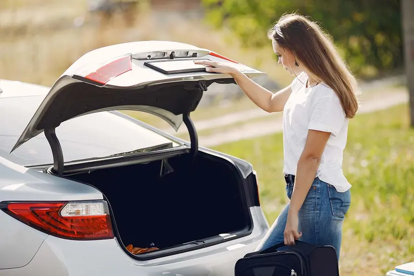 Alquiler de coches en verano: Así evitas que te multen por la carga. Foto freepik.