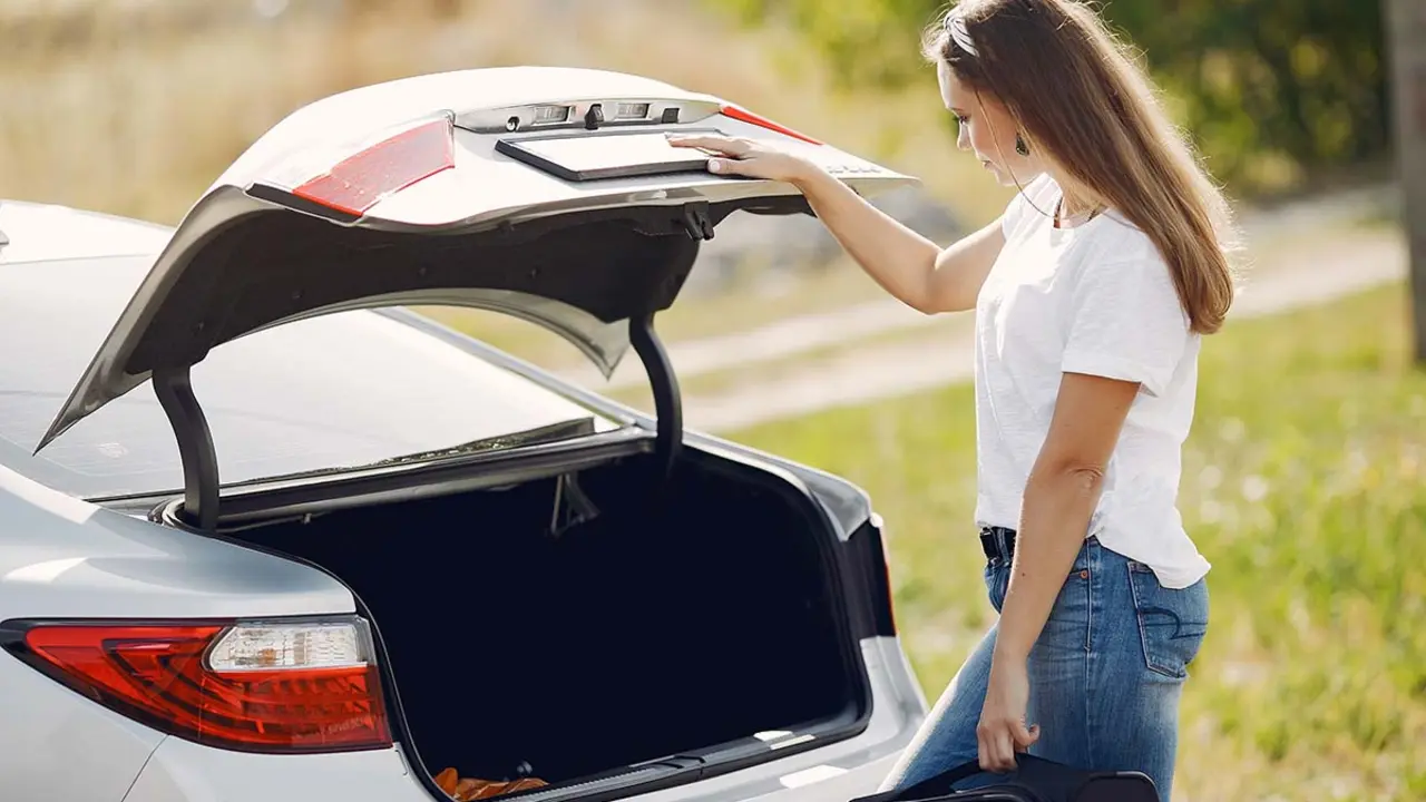 Alquiler de coches en verano: Así evitas que te multen por la carga. Foto freepik.